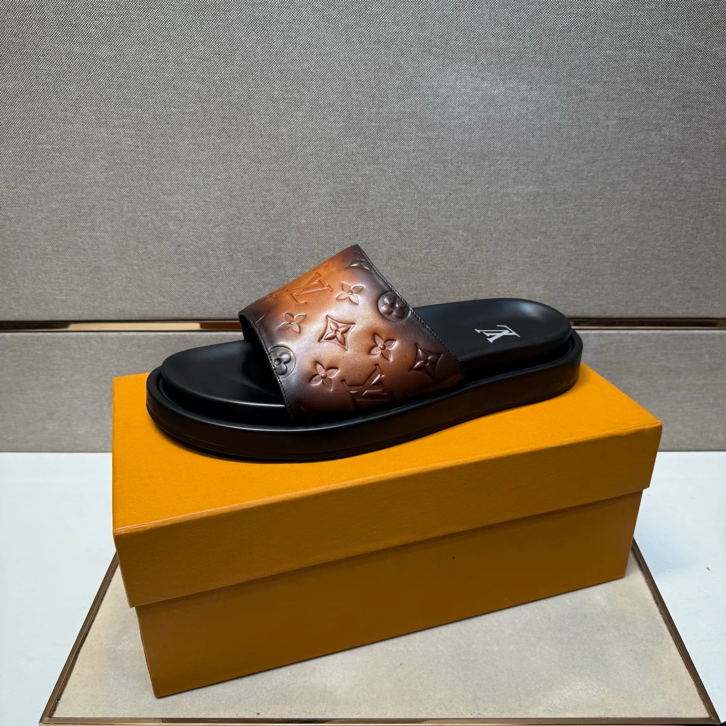 ⬛️Men's shoes 💰p400 [LV～] Men's casual slippers 2025z cabinet sales simultaneously 🔶Size: 39-44#️⃣ 🔷4 colors🔜The upper is made of cowhide stitching➕Genuine leather lining, comfortable and breathable, sole: original comfortable and wear-resistant outsole, ⚠️Real 📱Photographed🎬The real thing is better📢📢📢